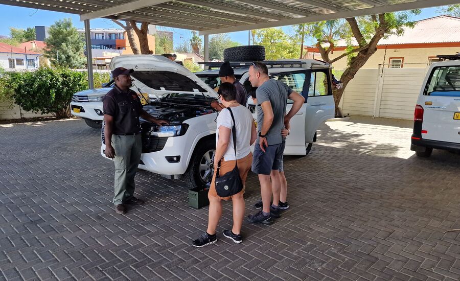 mietwagen-4x4-windhoek-namibia-reisespezialisten-stgallen-fine-travel-reisebertaung-schweiz-traumreise-selbstfahrer